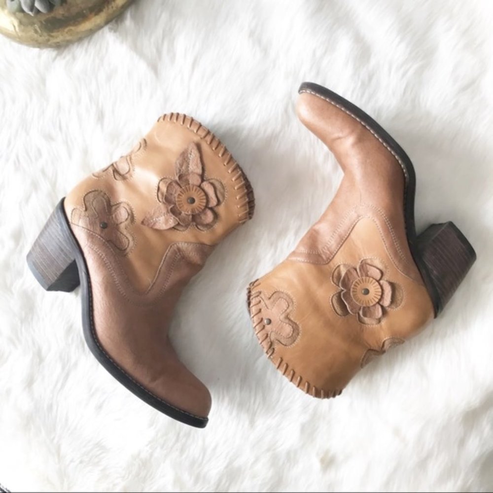 MIA Daisy Short Cowboy Boot Flower Appliqué Boho